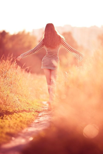 Счастливая девушка в поле