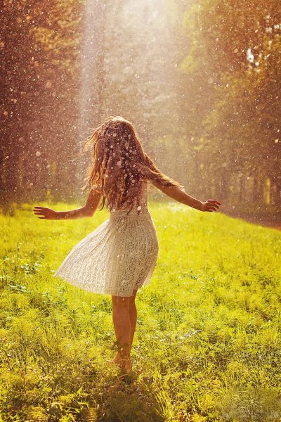 Девушка в поле на закате