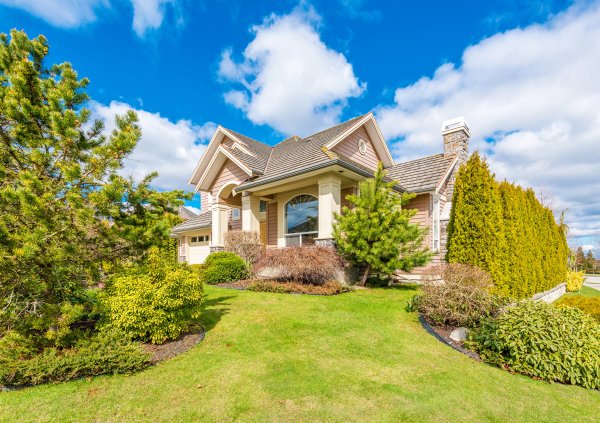 Дом с лужайкой