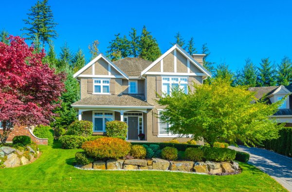 Домик с газоном