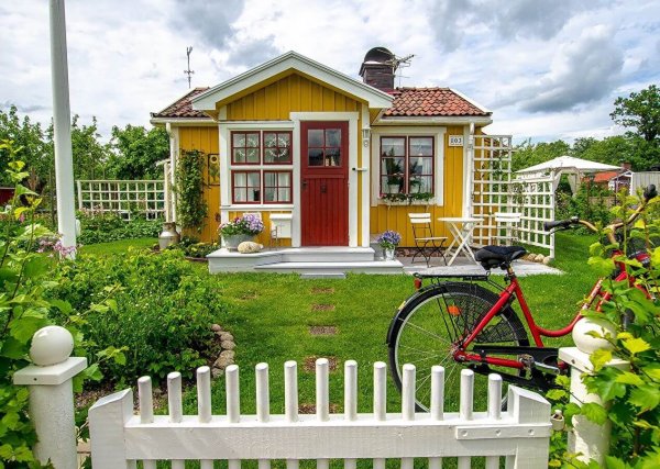 Красивый деревенский двор