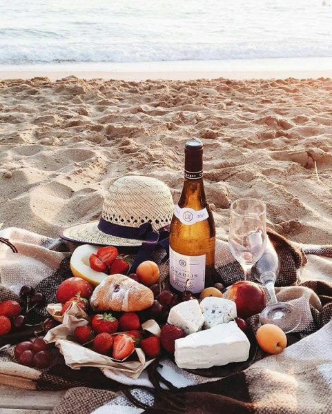 Девушка с чемоданом на дороге