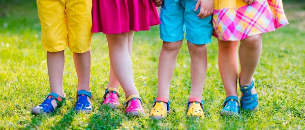 Детские ножки в обуви