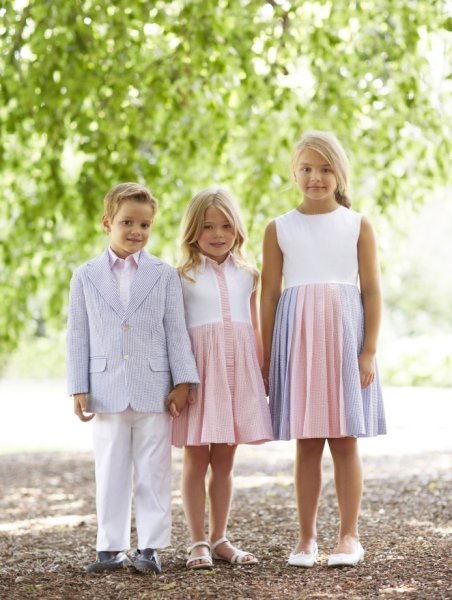 Богато одетые дети