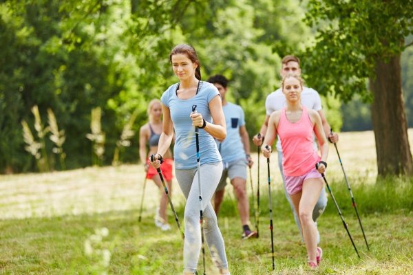 Спорт на свежем воздухе Скандинавская ходьба