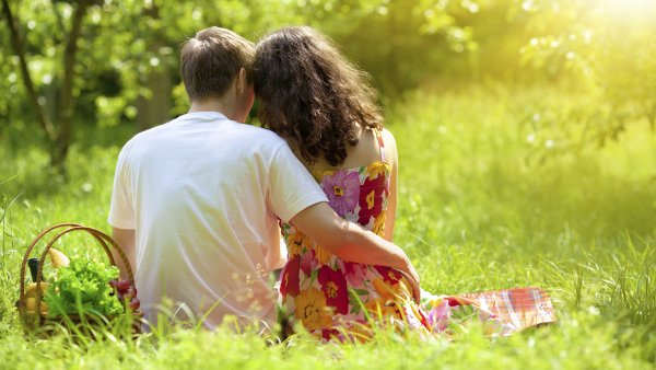 Мужчина и женщина на природе