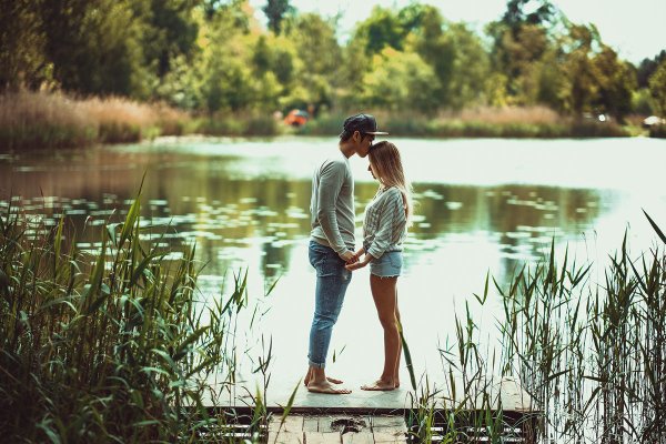 Парень с девушкой на озере