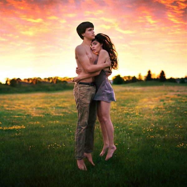 Парень и девушка в поле