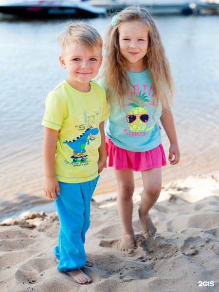 Дети в яркой одежде