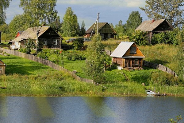 Деревенский дом у реки