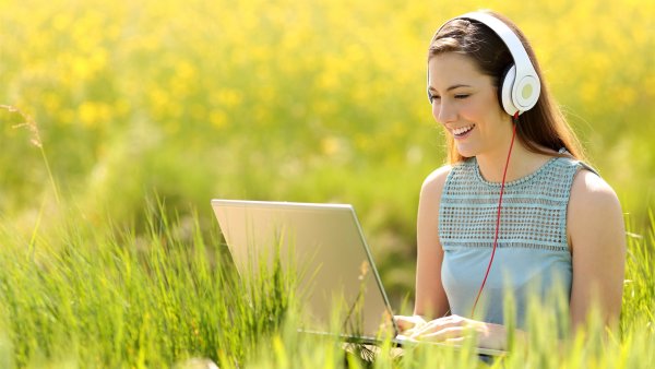 Женщина с ноутбуком на природе