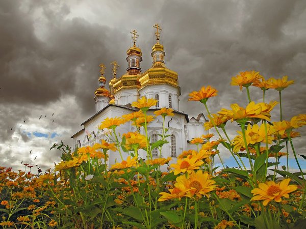 Цветы в храме