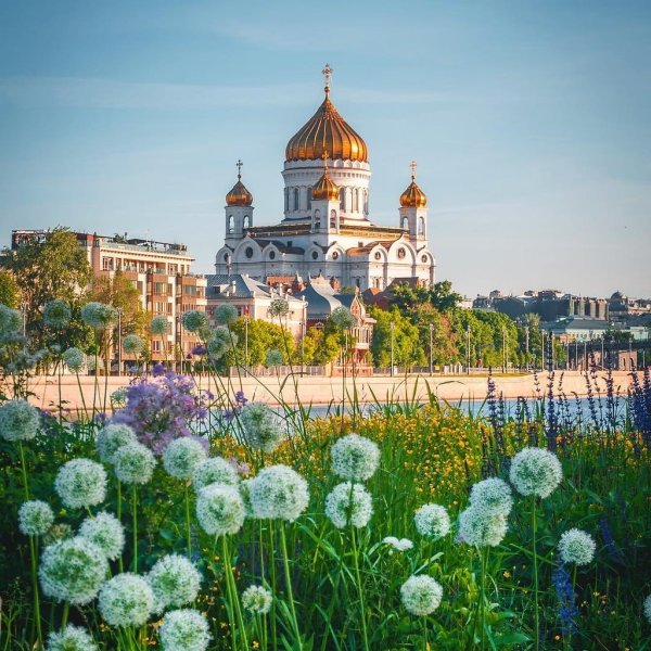 Храм Христа Спасителя весной