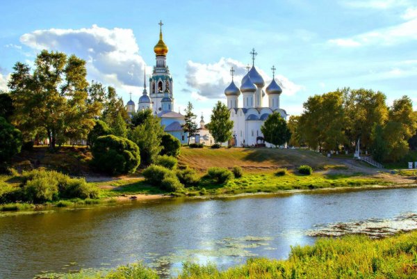 Храм на берегу реки Вологда