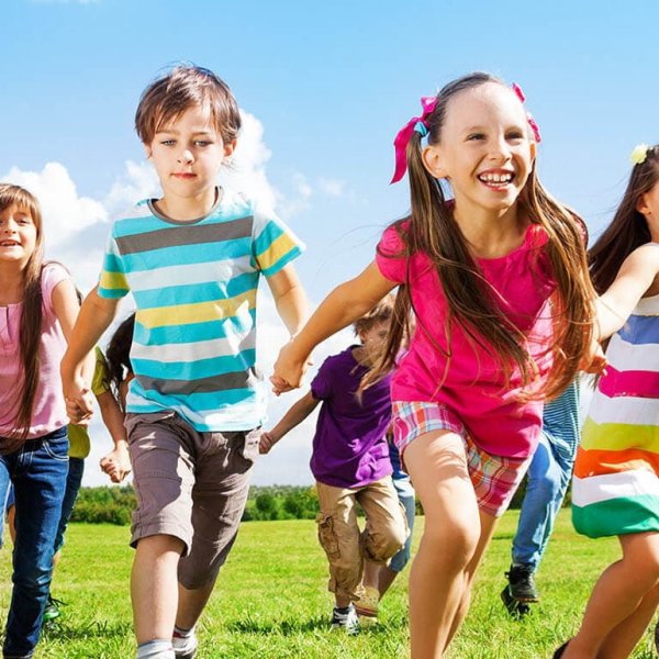 Дети в лагере на прозрачном фоне