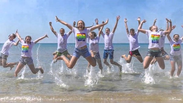 Школьники на море