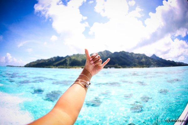 Рука в море