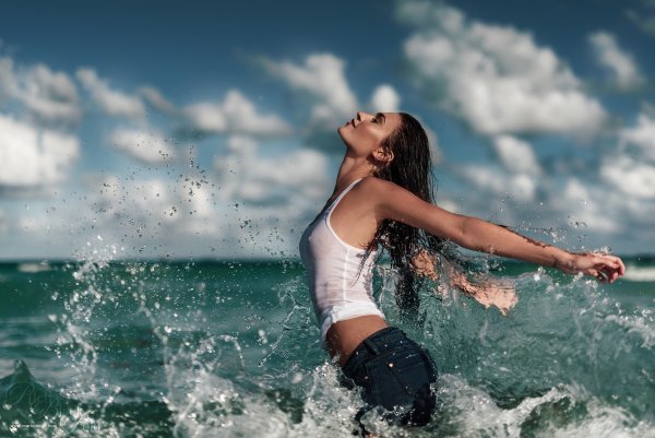 Море девушка наслаждение