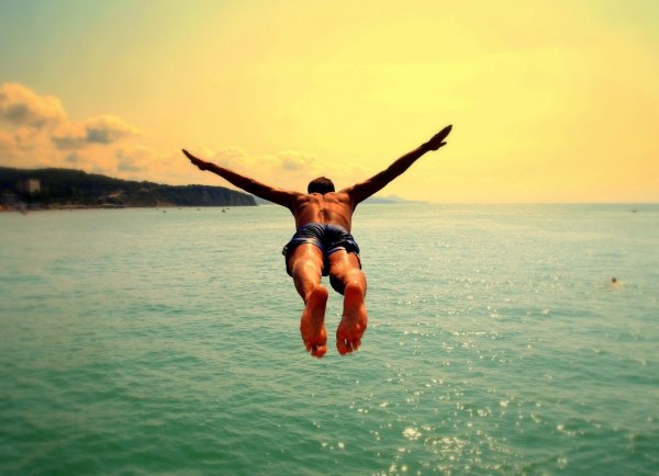 Девушка в купальнике с коктейлем