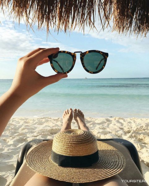 Девушка с вином на море