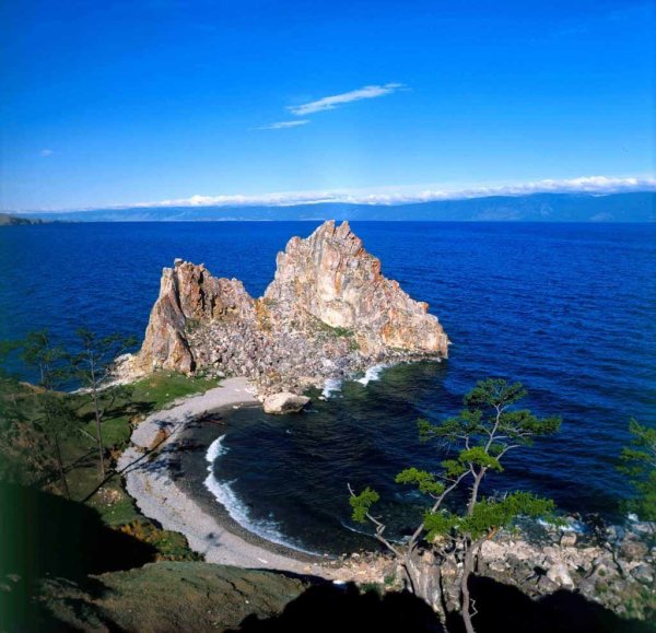 Скала Шаманка на острове Ольхон