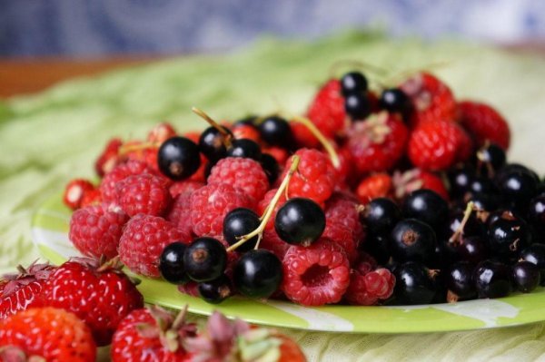 Ягоды малина крыжовник смородина