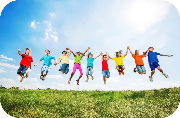 Счастливые дети бегут