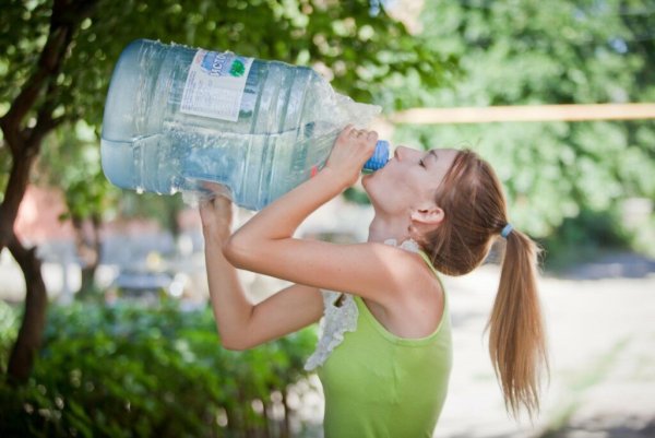 Пить воду в жару