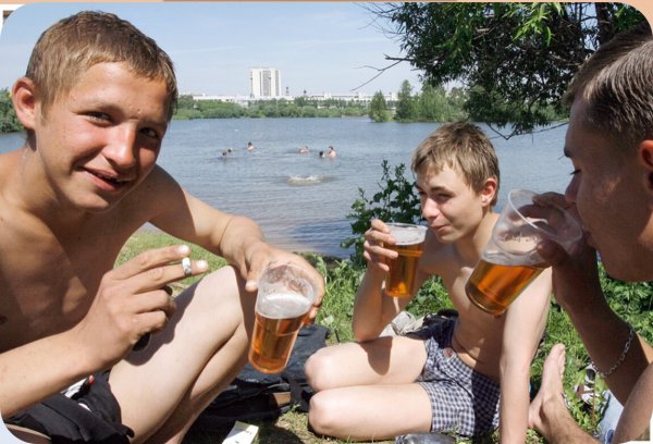 Человек пьет газированную воду