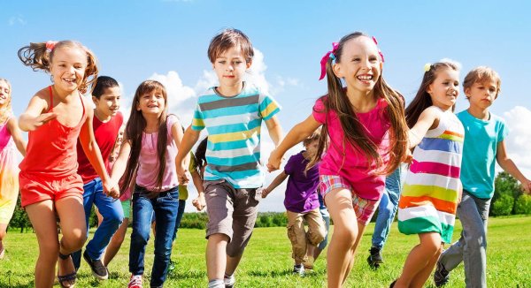 Радостные дети летом