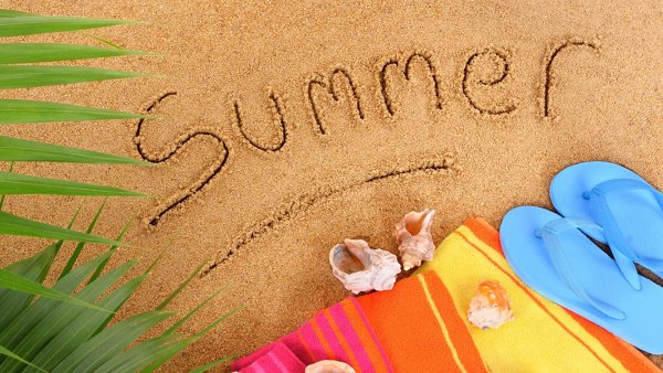 Надпись на песке счастье