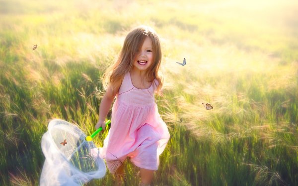 Радостная девочка