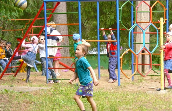 Дети на детской площадке