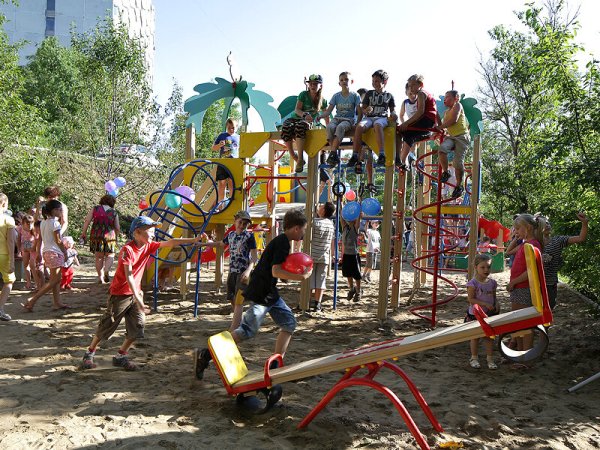 Дети играют на детской площадке