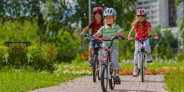 Катание на велосипеде дети