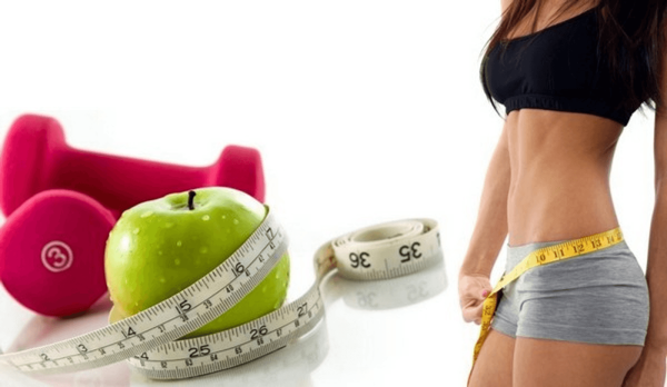 Радостная девушка на море