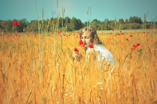 Красивая женщина в поле