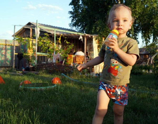Дети летом на даче