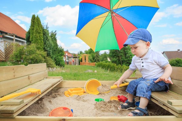 Семья на даче