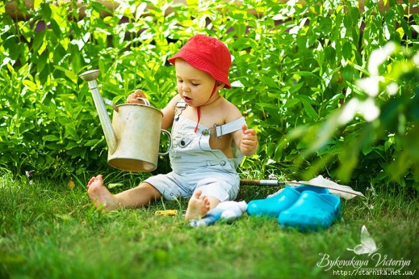 Девочка поливает цветы