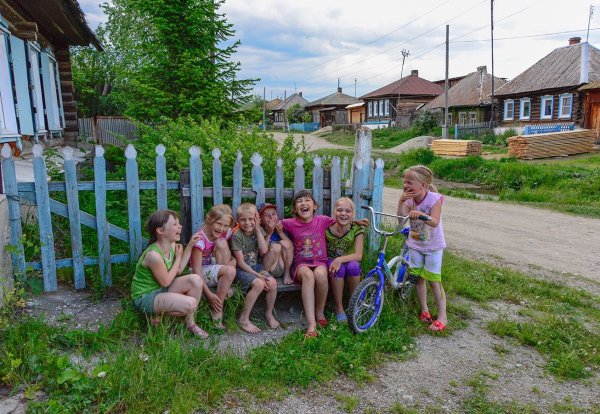 Дети отдыхают на даче