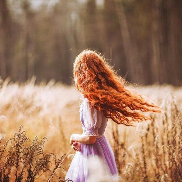 Девочка бежит по полю