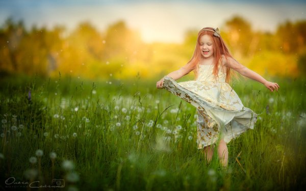 Рыжая девушка в летнем платье