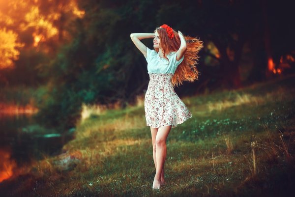 Маленькая рыжеволосая девочка