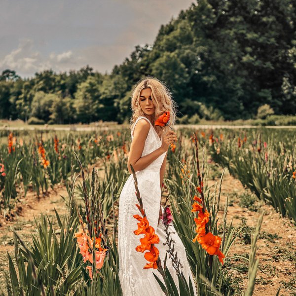 Картинки на аву женщина лето