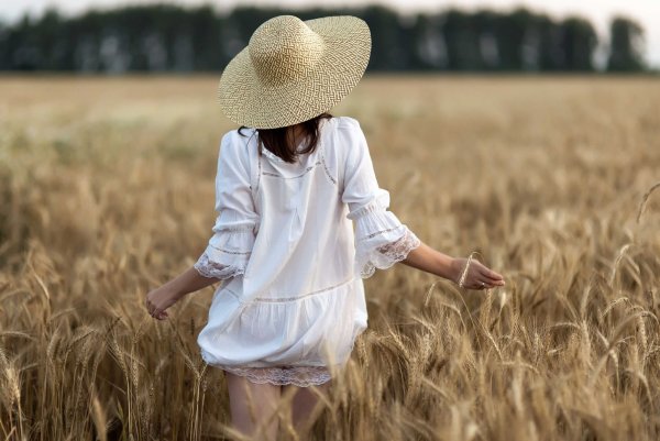 Счастливая женщина с цветами