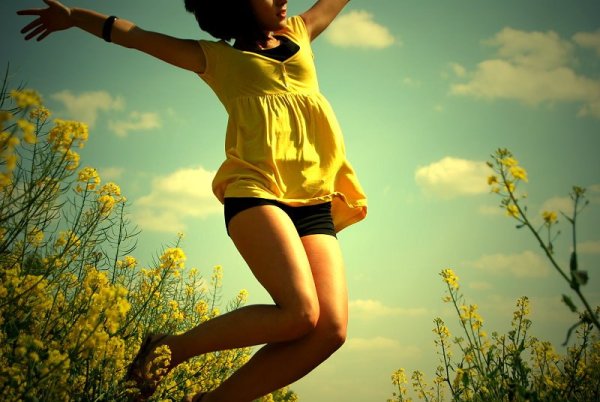 Девушка в венке из полевых цветов