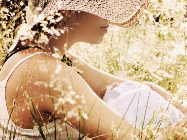 Девушка в поле с цветами