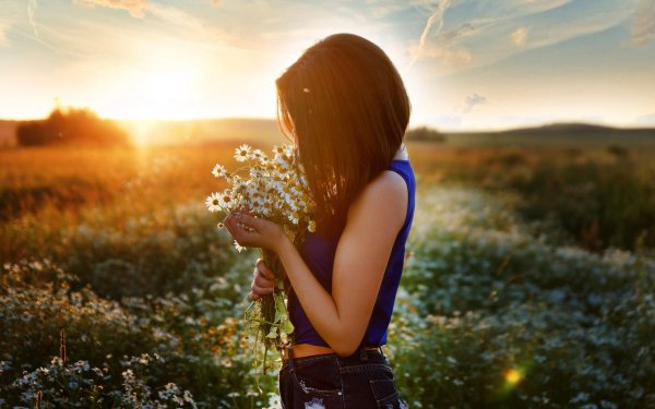 Девочка в поле спиной