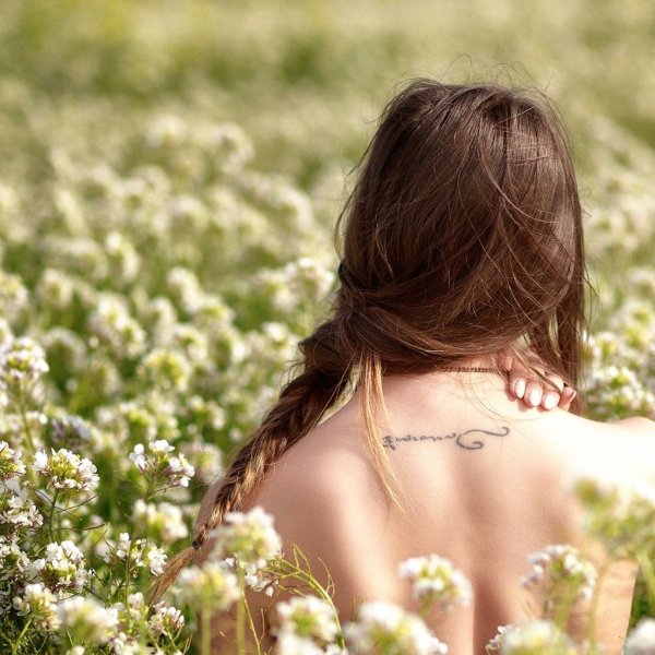 Нежная девушка со спины